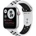 Apple Watch Nike SE 44mm Cellular stříbrný hliník s platinovým/černým sportovním řemínkem