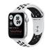 Apple Watch Nike SE 44mm stříbrný hliník s platinovým/černým sportovním řemínkem