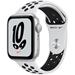 Apple Watch Nike SE GPS 44mm stříbrné s platinovým/černým sportovním řemínkem