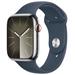 Apple Watch Series 9 Cellular 45mm Stříbrná ocel s bouřkově modrým sportovním řemínkem M/L