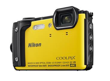 NIKON kompakt Coolpix W300, 16MPix, 5x zoom - žlutý + 2v1 plovoucí popruh